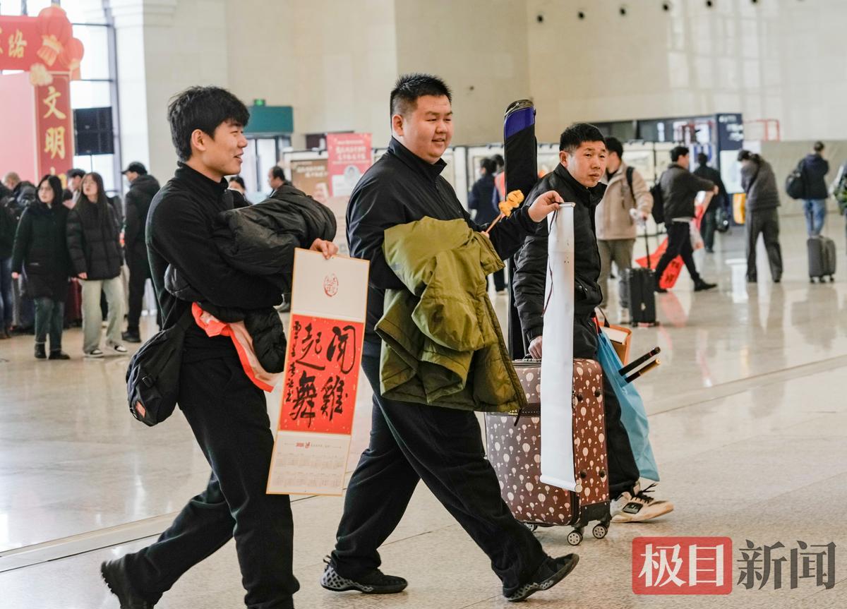 获赠旅客提着现写的祝福（墨迹未干），一路喜气洋洋