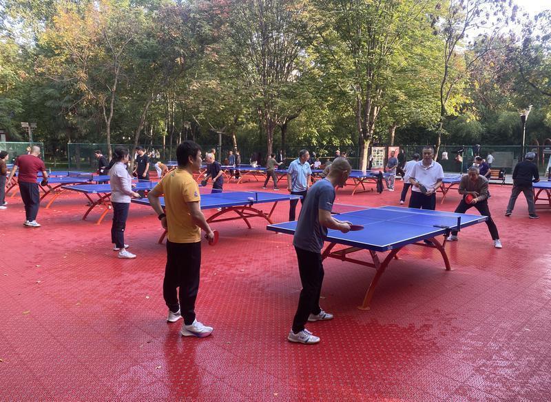 市民群眾在改造提升后的豐慶公園全民健身廣場鍛煉