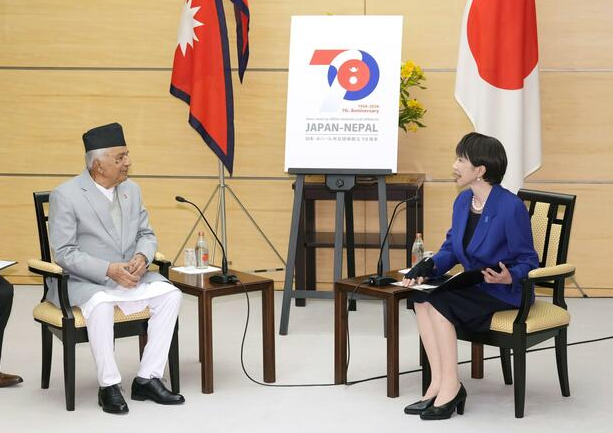 高市早苗不跟访日的尼泊尔总统握手，再秀手伤