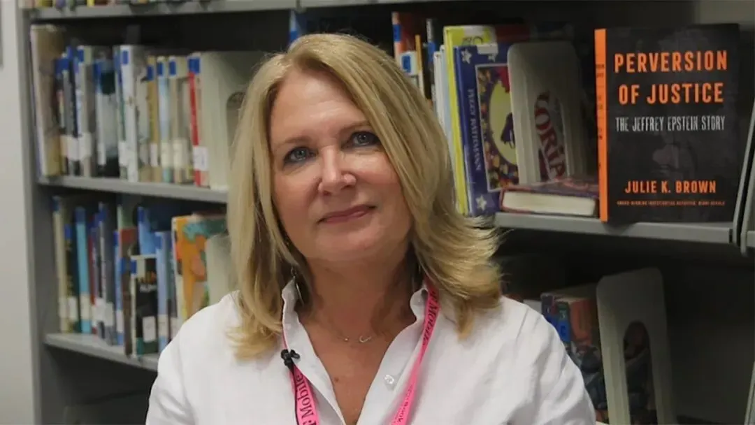 凤凰晚报|致敬她,把爱泼斯坦送入地狱的人