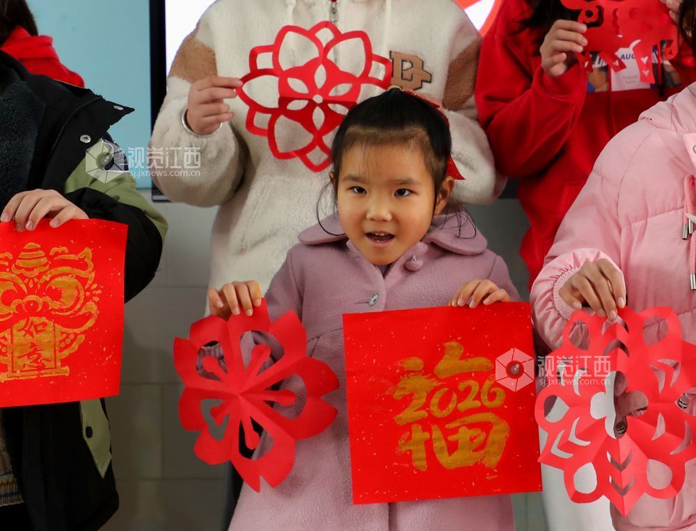 1月31日,江西省吉安市泰和县螺溪镇建丰村童心港湾,小朋友展示自己的剪纸作品,乐享寒假时光。