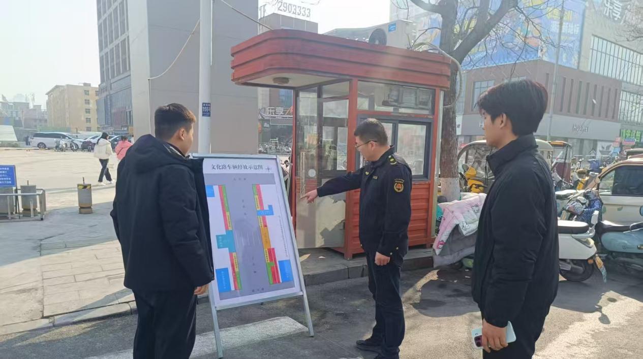 城管队员与共享单车企业负责人沟通单车停车位的管理