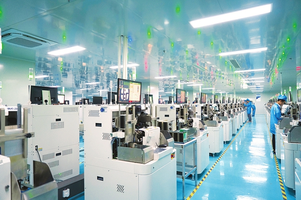 在晋城经济技术开发区光机电产业园的山西星心半导体科技有限公司，半导体封装无尘车间内，洁净的环境里排列着精密的焊线设备，工人身着无尘服正在有序作业。王逸云摄