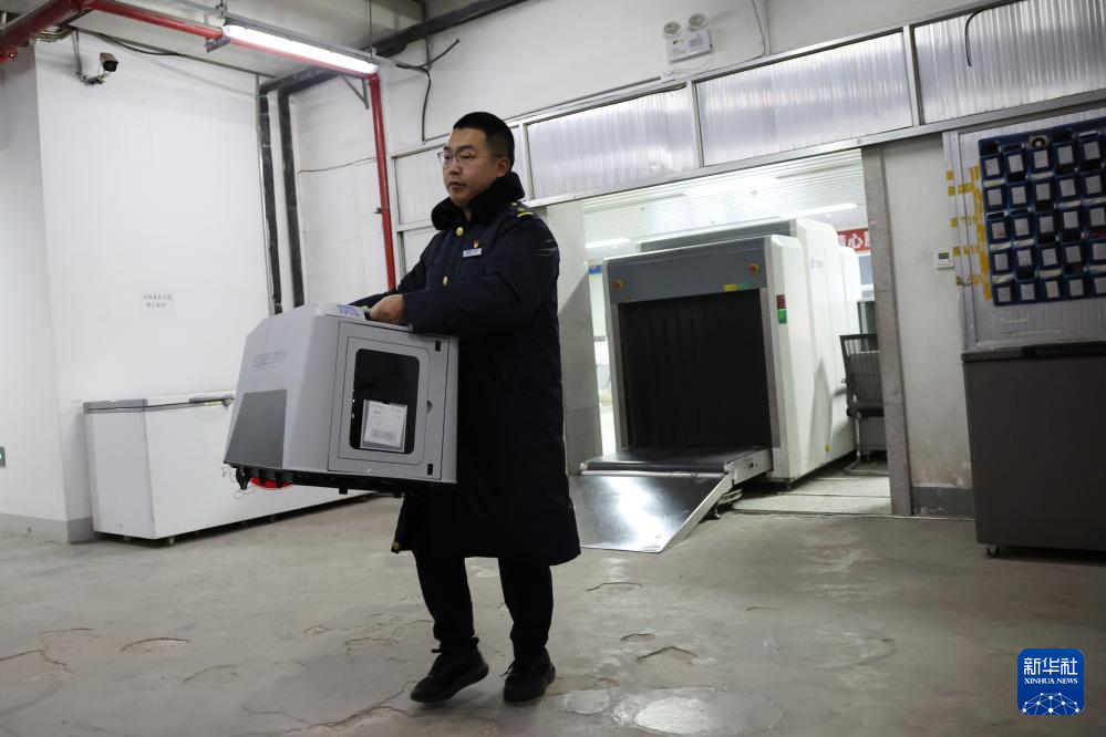 2月1日，中铁快运兰州西站营业部工作人员孙谦准备将高铁宠物运输专用箱搬到宠物交接区。