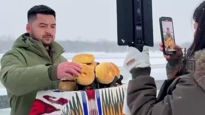 新疆打馕小伙撞脸泽连斯基走红