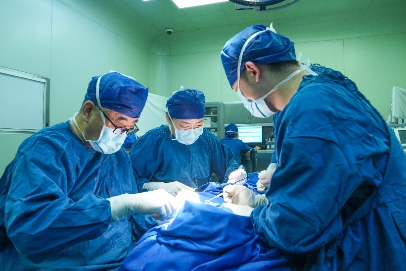 王磊主任（左一）带领团队为伊力亚斯进行手术。张鑫摄