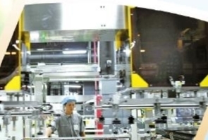 信丰县景旺电子科技（赣州）有限公司生产车间，工人在全自动化生产线上作业，加紧赶制订单。特约记者李健 摄