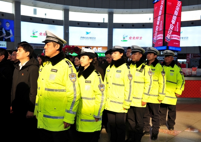 济南交警举办“护航春运路 带着爱回家”春运启动仪式