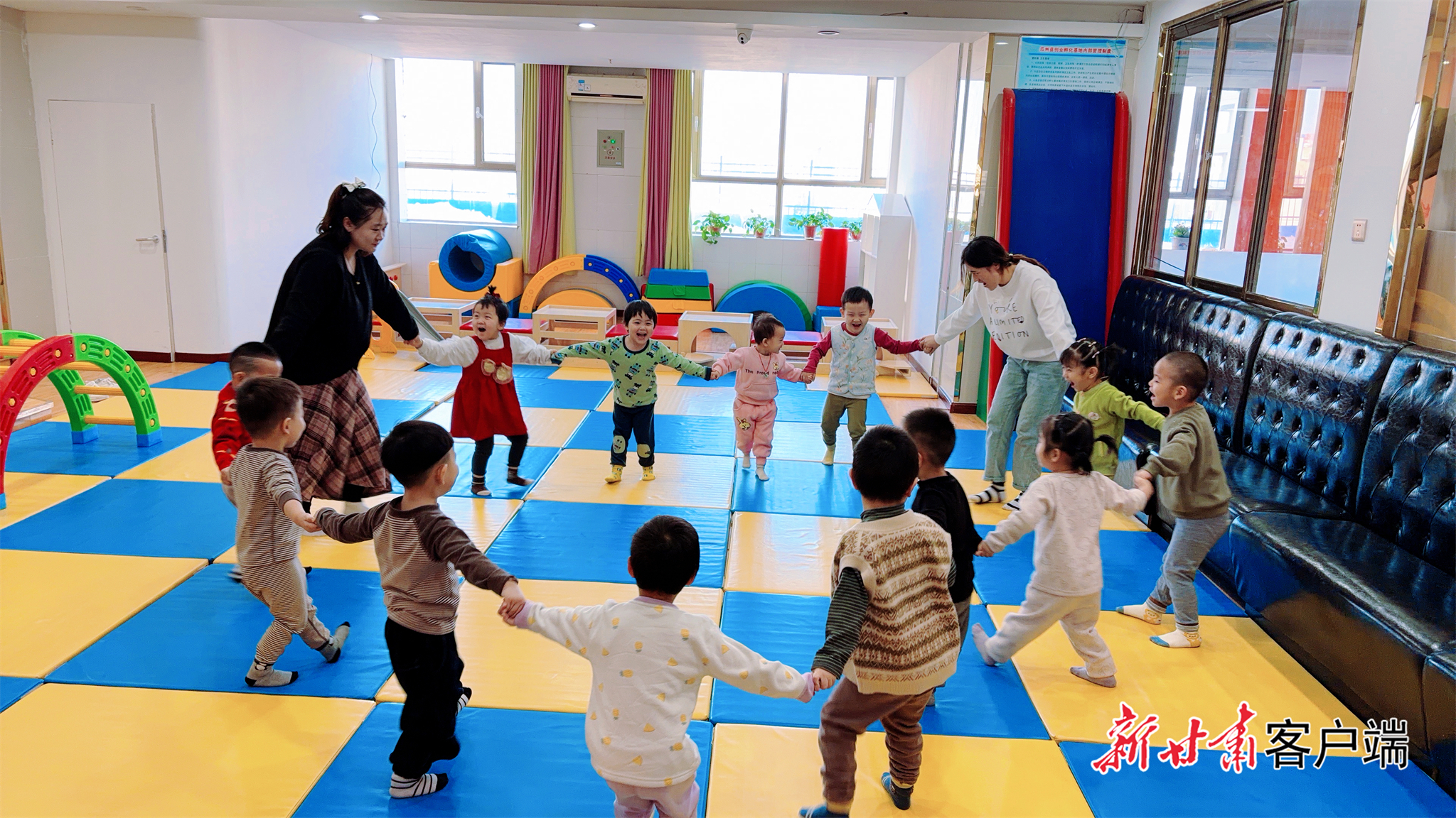 孩子们在瓜州县托育中心快乐玩耍