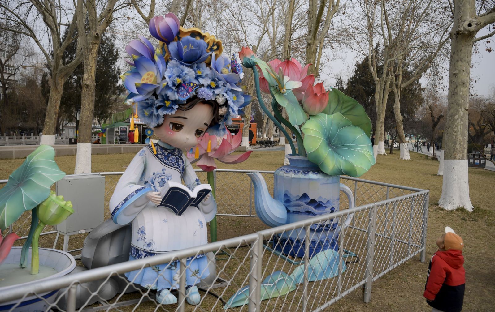 近日，一组组“少女雨荷”造型花灯亮相山东济南大明湖畔，萌趣可爱的形象吸引不少游客驻足观赏。 中新社记者 张勇 摄