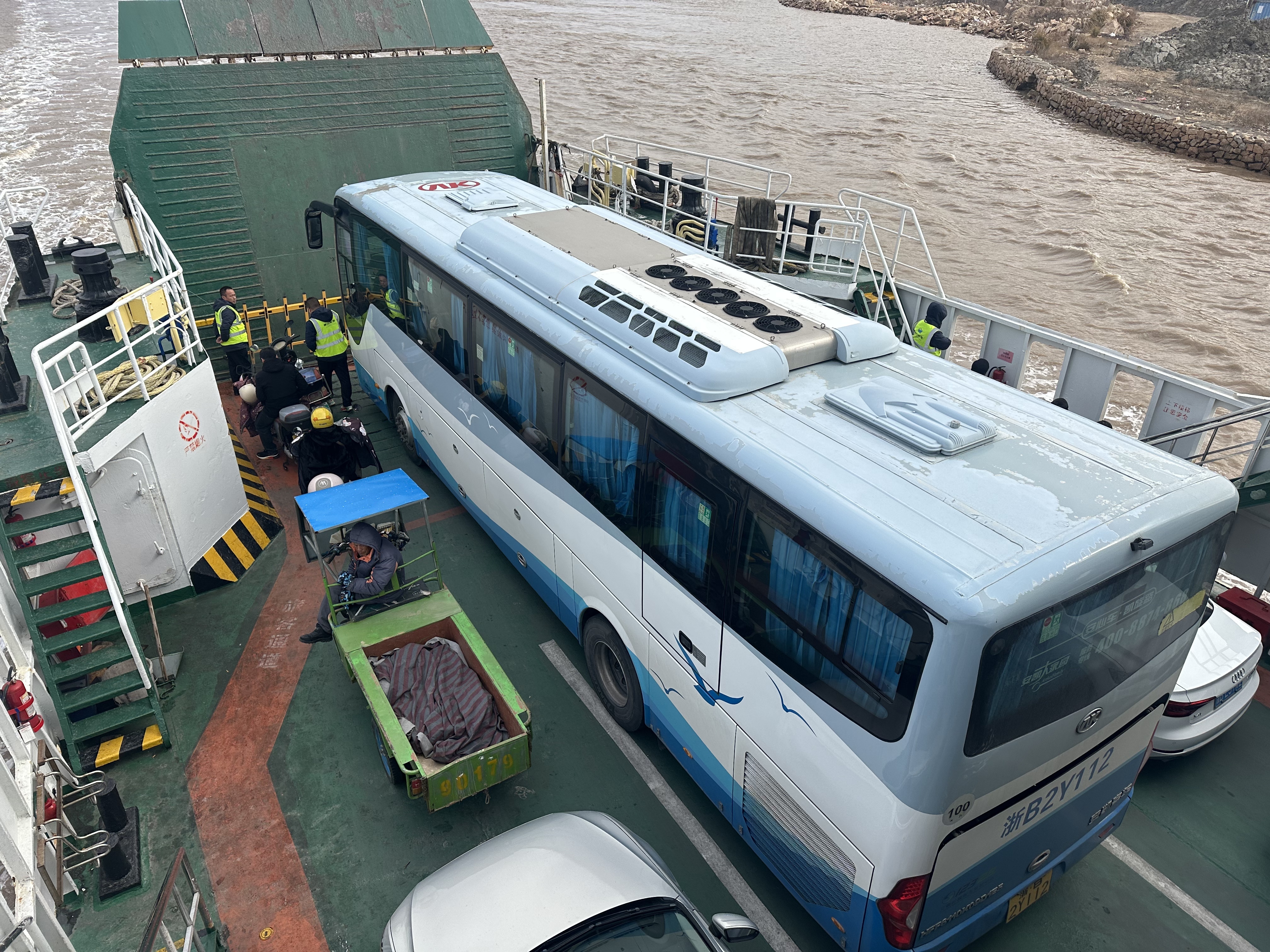 全程直播！水上春运首日：0.9海里的“海上班车”满载年味与守护