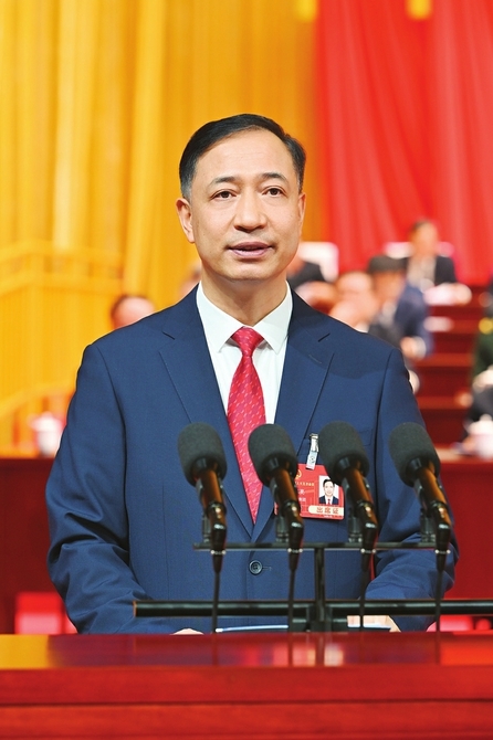 卢东亮作政府工作报告。记者阮洋摄