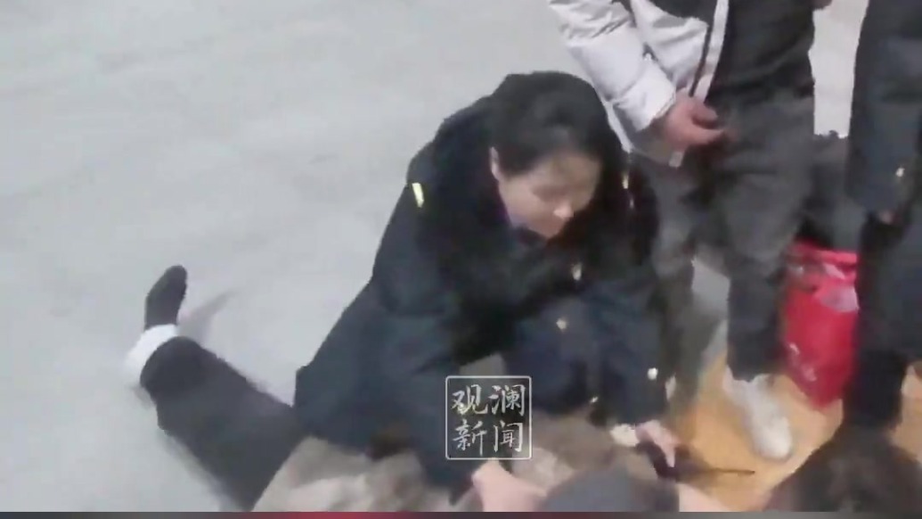 嘉峪关南站暖心施救　为春运突发疾病旅客护航