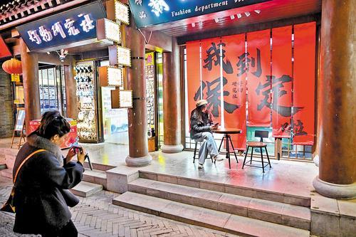 2月4日，游客在保定西大街打卡拍照。 本报记者 田 明摄