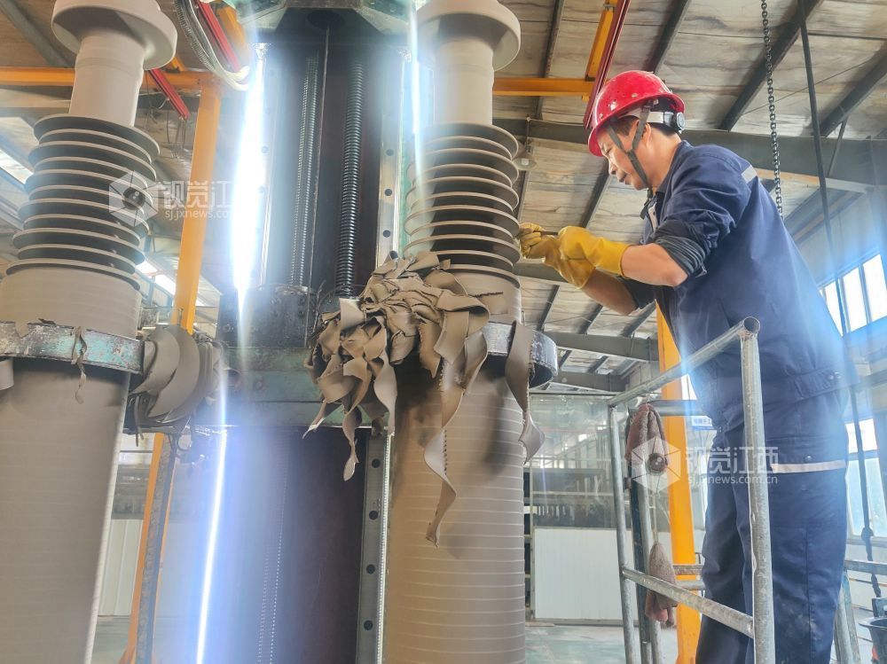 2026年2月3日，江西省萍乡市芦溪县中材江西电瓷电气有限公司，工人们正在全力赶制订单，以饱满干劲保障节前交付，力争实现一季度“开门红”。