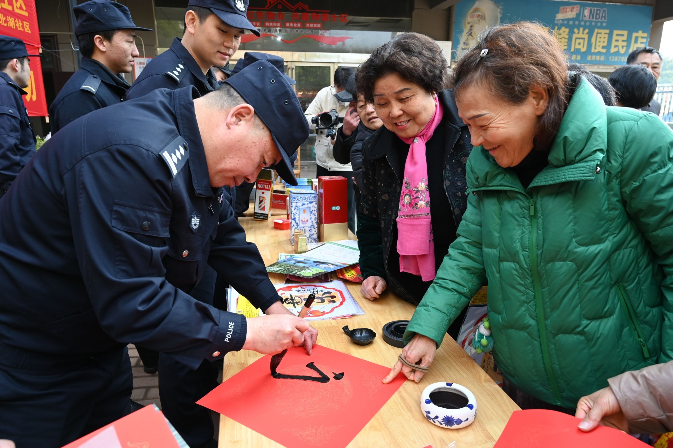 当年味遇上法味，新余公安“万福迎春”活动宣传多元化安全知识
