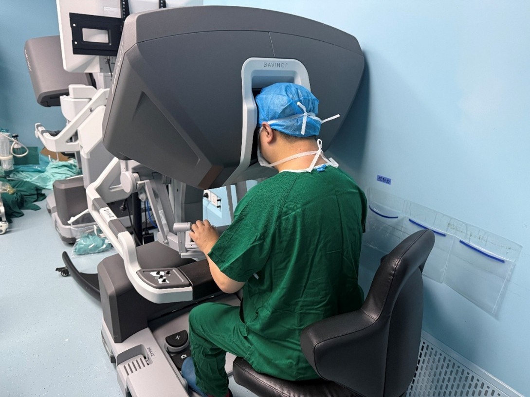 （医生在操作达芬奇手术机器人）