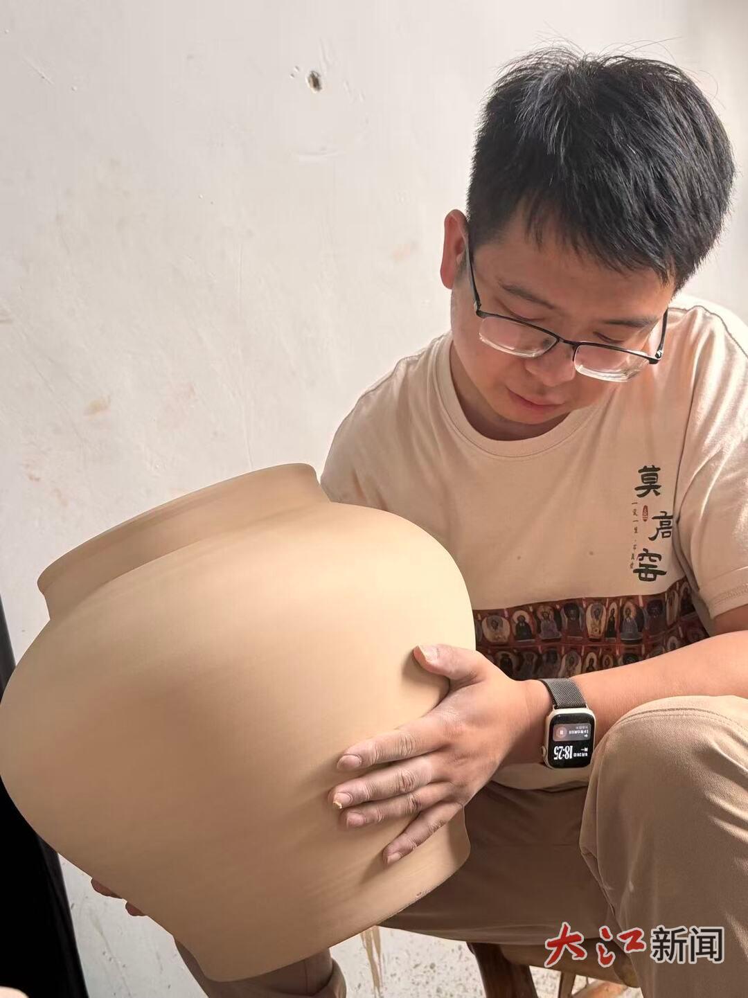 史良在创作陶瓷作品