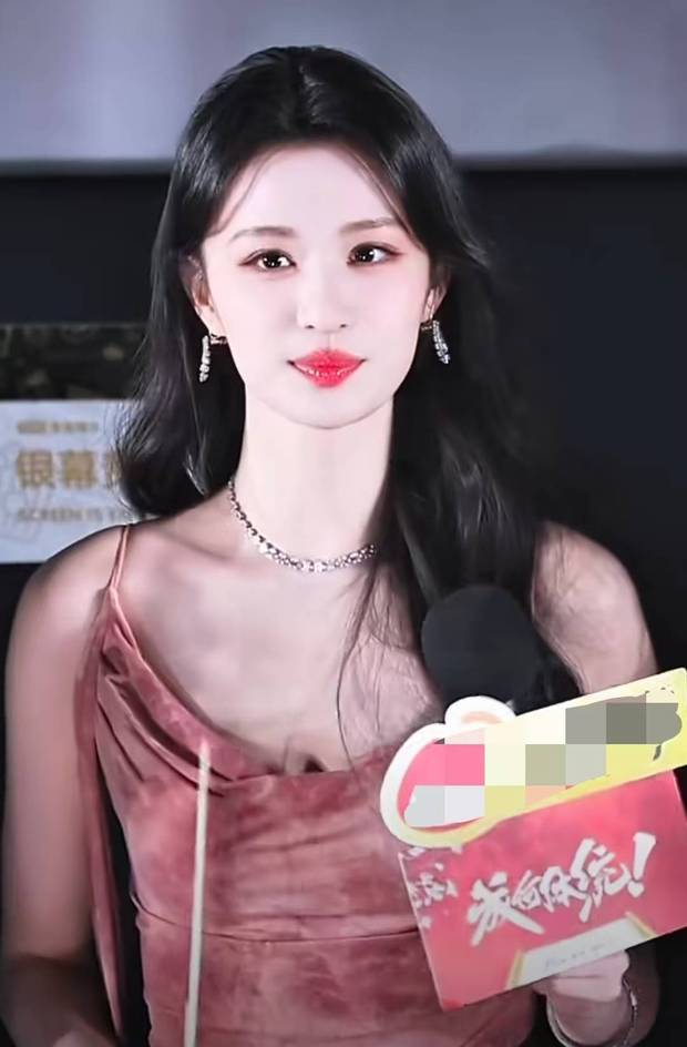 王楚然粉裙造型明艳又吸睛。