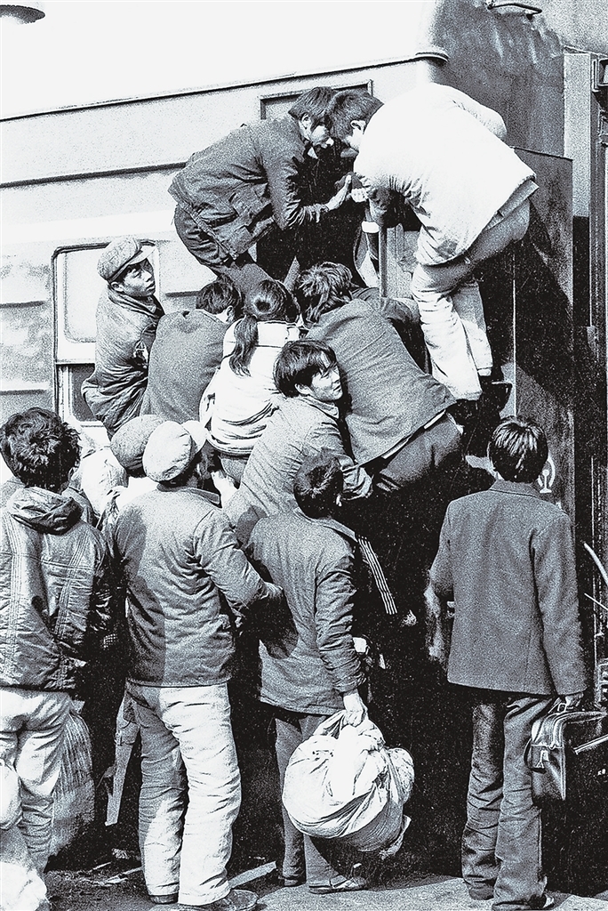 上图 1988年郑州火车站农民进城潮涌现，上世纪80年代，经济复苏，这样的画面是一个时代的印记。杨峰 摄
