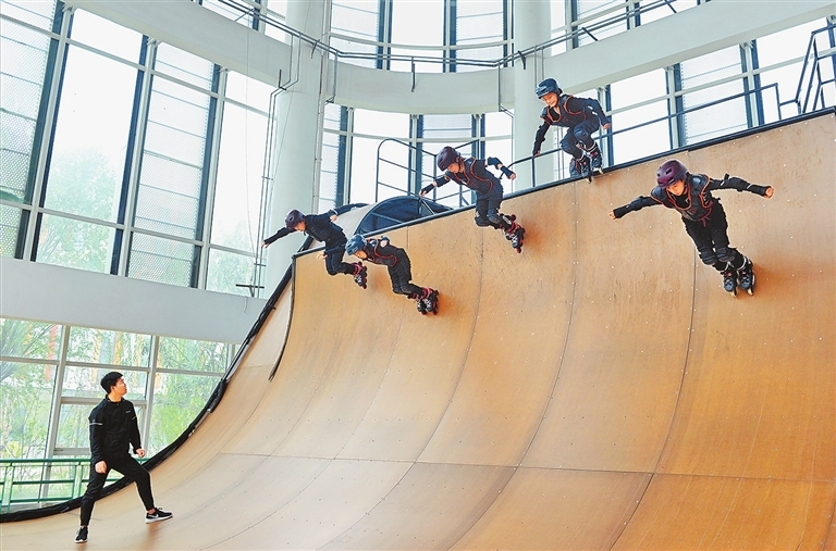 在濮阳杂技艺术学校练功厅，小演员进行杂技训练。僧少琴 摄