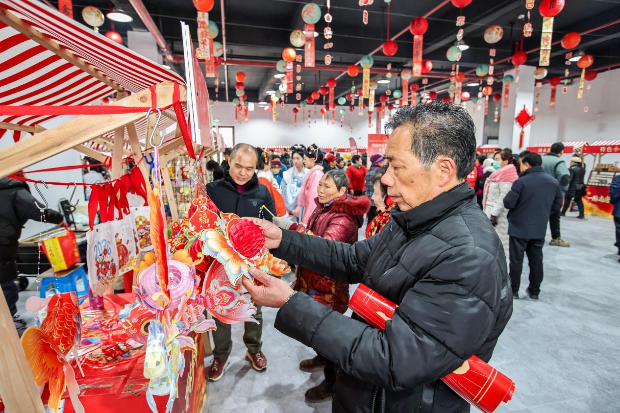 市民在特色市集选购。