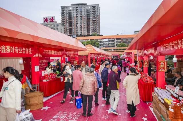 农文旅融合市集人头攒动。