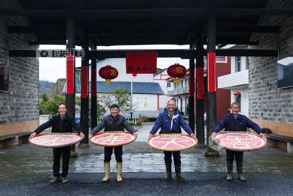 资料图,在农历小年来临之际,江西新余渝水区良山镇下保村村民打糍粑、贴春联,欢欢喜喜迎新年。郭锋杰 摄