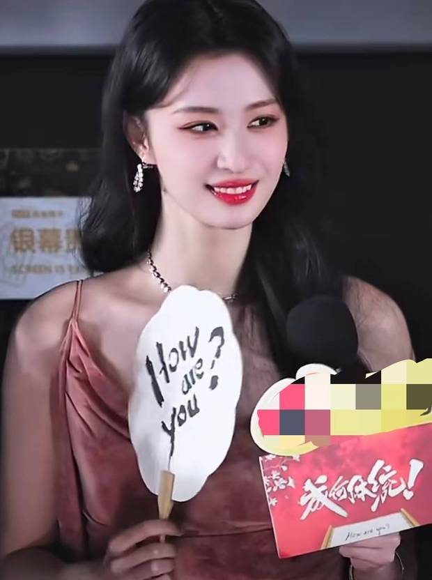 王楚然手持团扇，笑容灿烂。