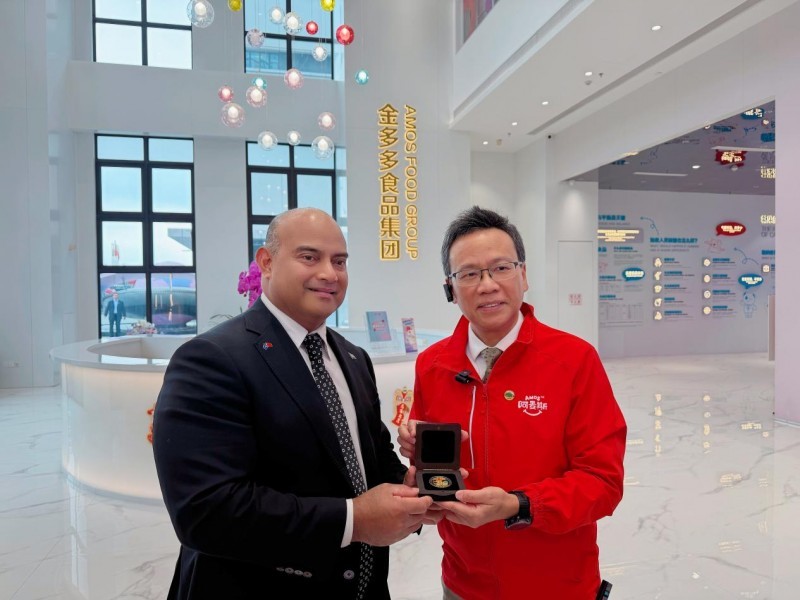 （瑙鲁总统戴维&middot;阿迪昂向金多多食品集团董事长马恩多赠予瑙鲁共和国纪念币）