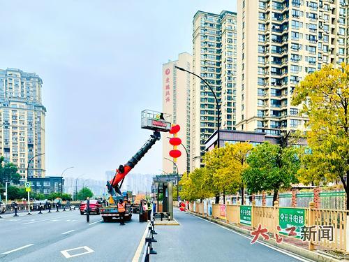 市政人员正在悬挂红灯笼