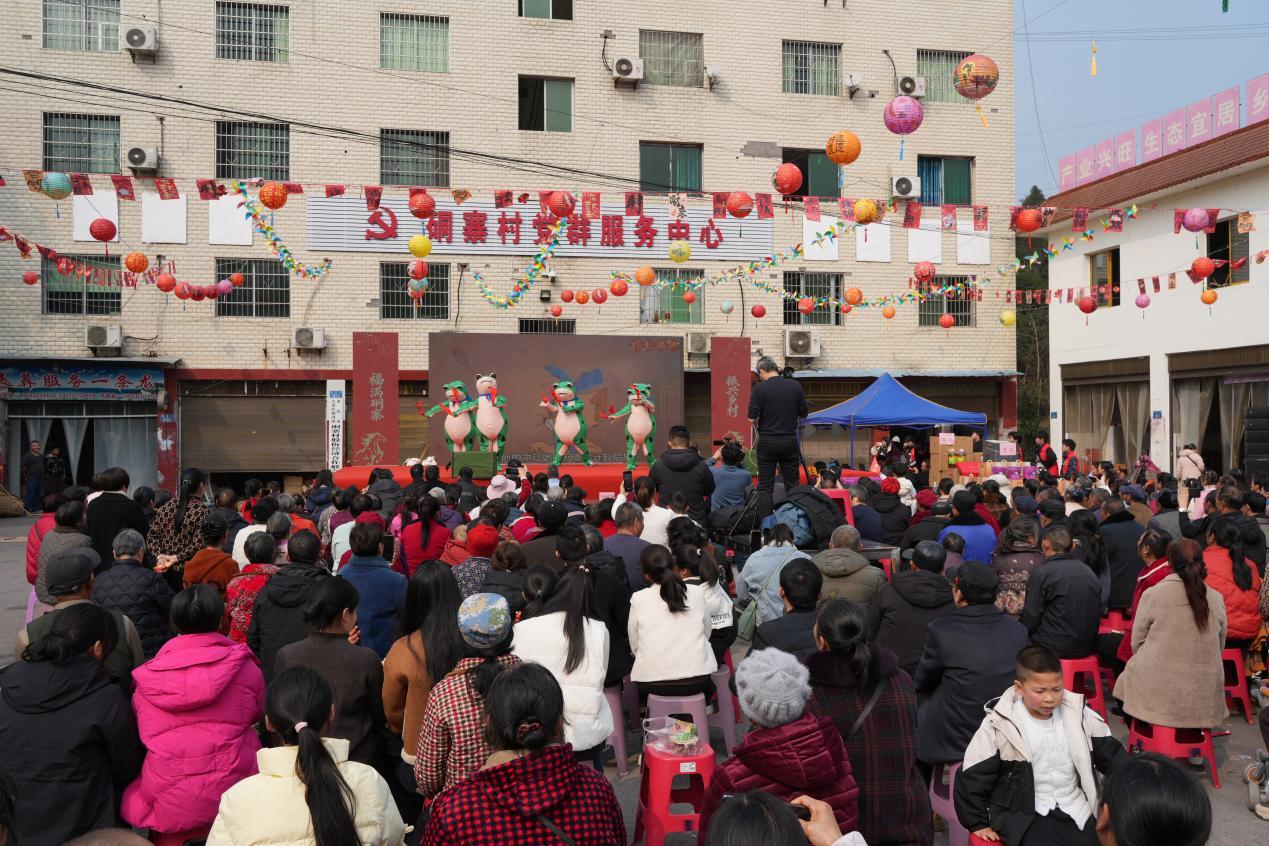 中国传统村落硐寨村第二届新春联欢会现场火热 顾佳晨 摄