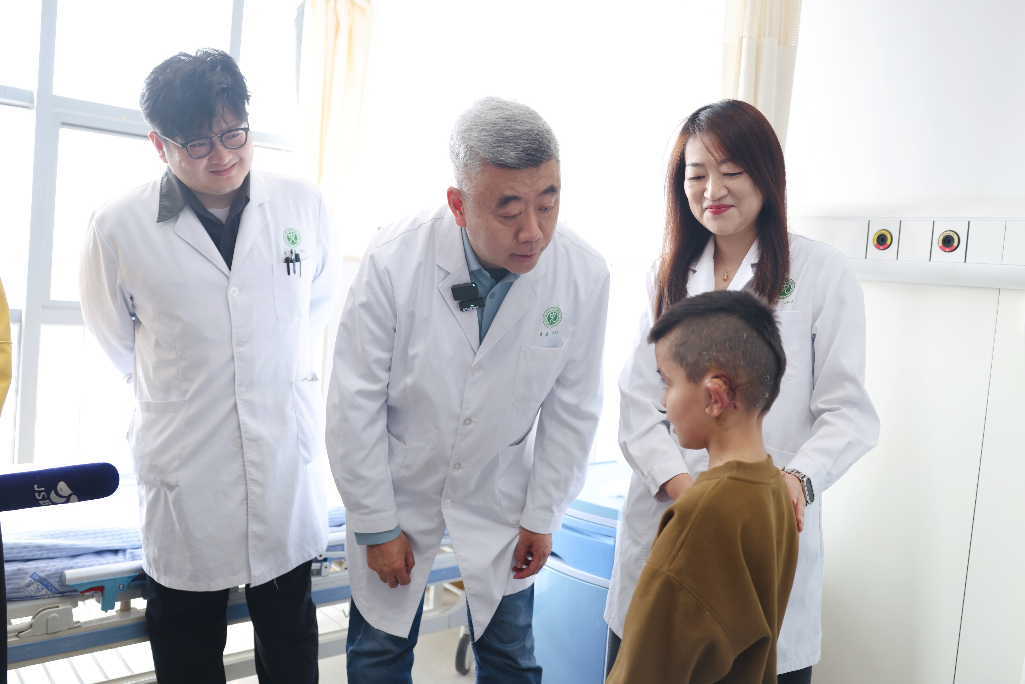 出院前，王磊主任团队检查伊力亚斯恢复情况。王倩 摄