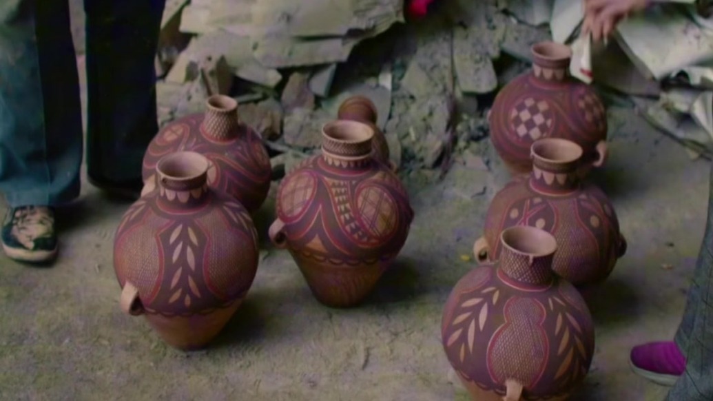 【马家窑・彩陶上的中国】闫建林的家在马家窑遗址区旁的河口村，他复原马家窑彩陶已近40年