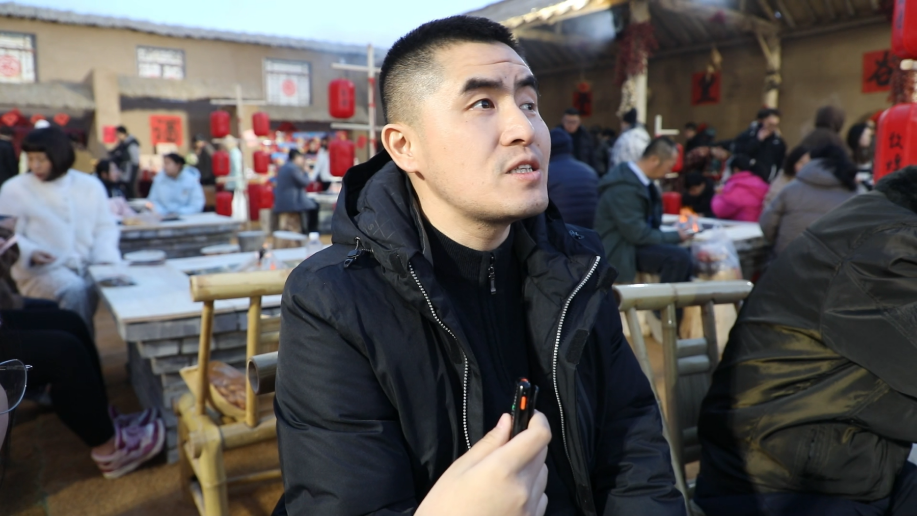 山东游客曹志杰说：“敦煌夜市非常热闹，因为我也是第一次来敦煌，刚好走到这就看到了敦煌大集开市，然后进来看到有很多好吃的，我就各样要了一点。”