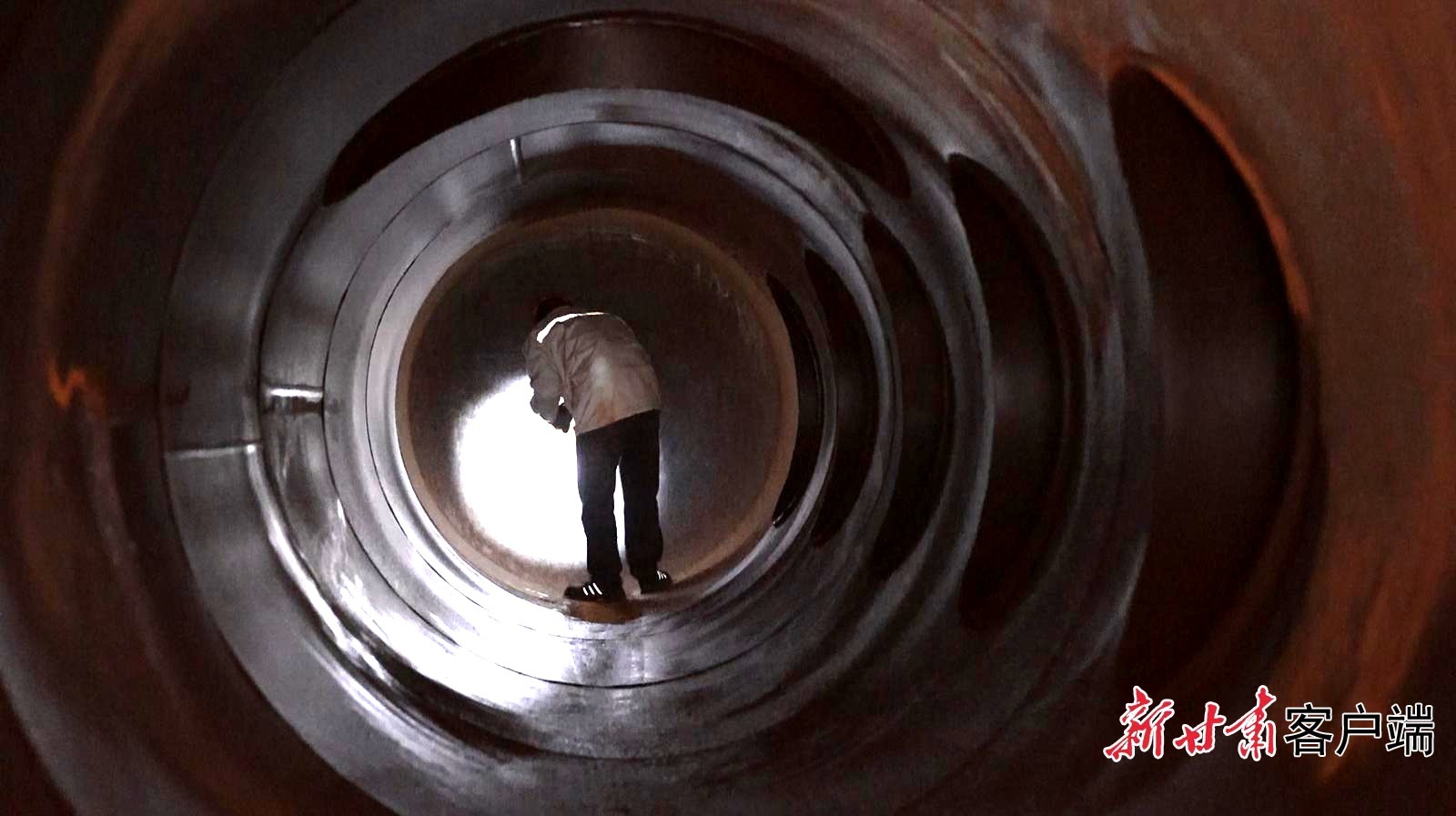 技术人员进行设备调试　本文图片均由酒泉融媒体中心提供