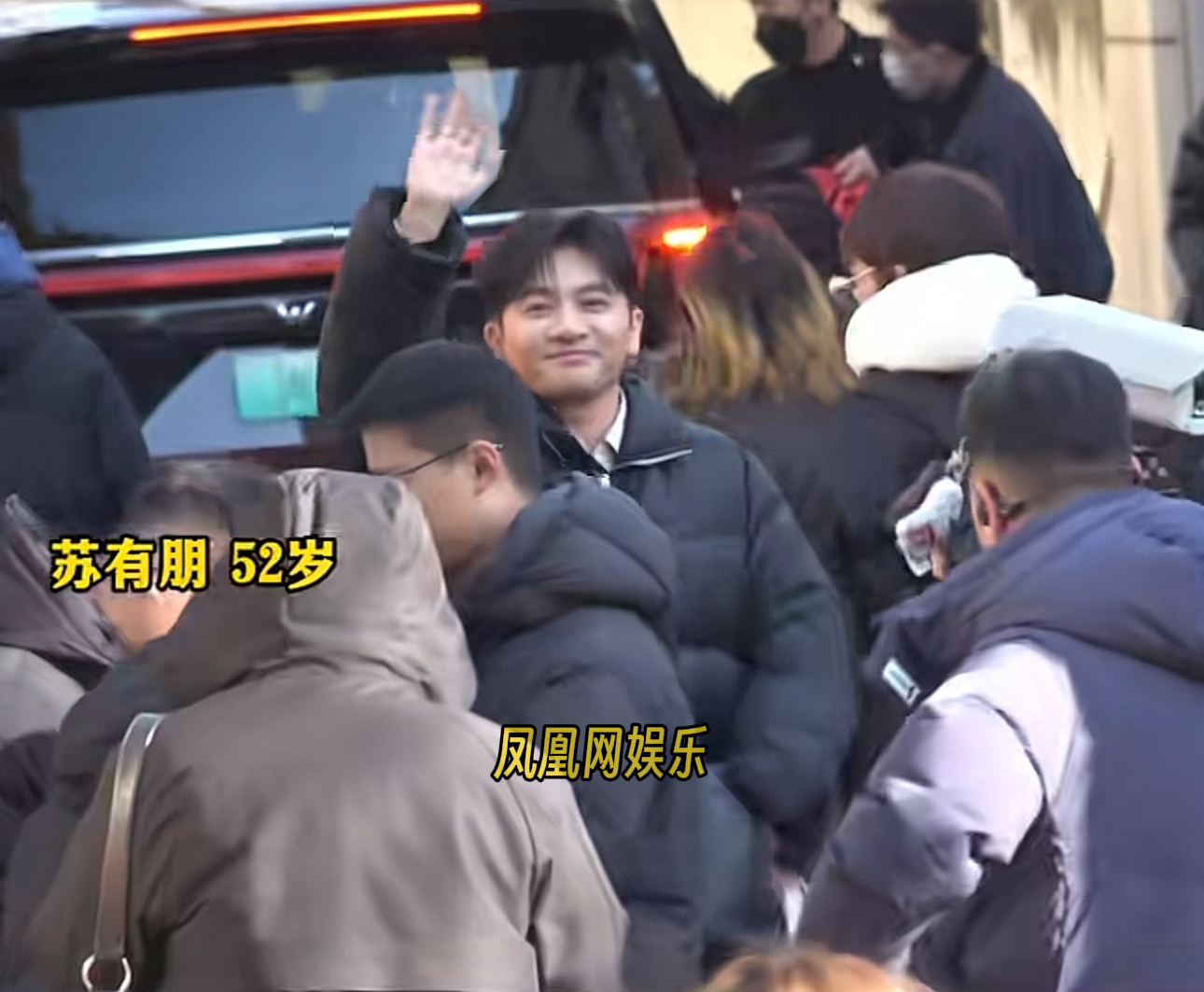 苏有朋现身2026央视春晚第三次联排,热情回应大家,笑容好温柔。