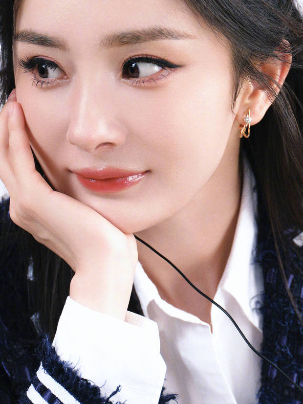 杨幂的妆容精致，眼神灵动俏皮。