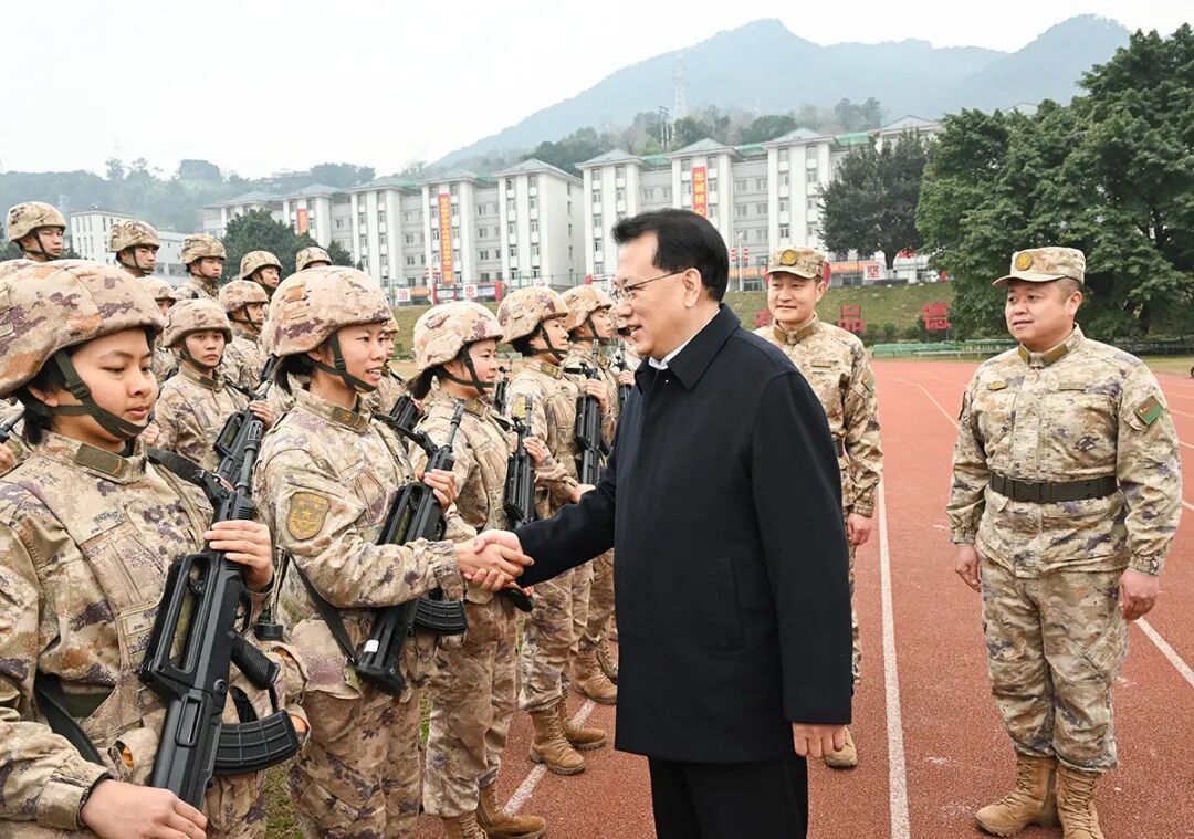 2月12日，市委书记袁家军看望慰问驻渝部队官兵。记者 苏思 摄/视觉重庆