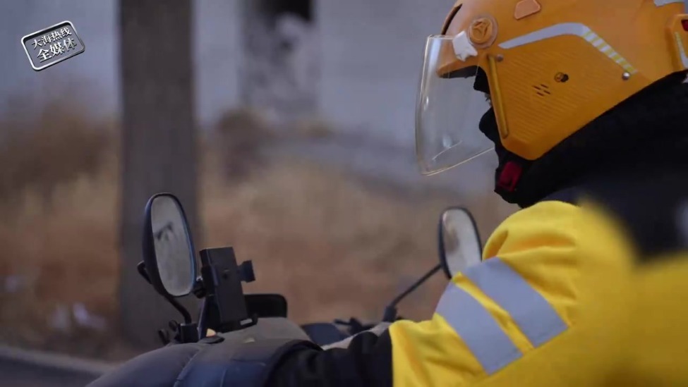 新春走基层 | 辽宁阜新独臂外卖小哥，用一条胳膊，撑起生活的重量，始终笑对人生。