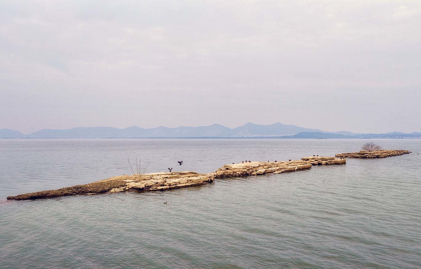 ▲距今近500年的湖底古桥在枯水季“浮出水面”。摄影丨江西日报全媒体记者徐铮