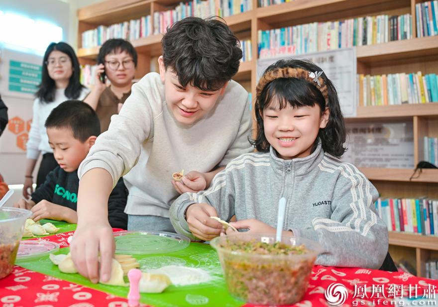 孩子们动手包饺子,感受北方小年传统习俗。