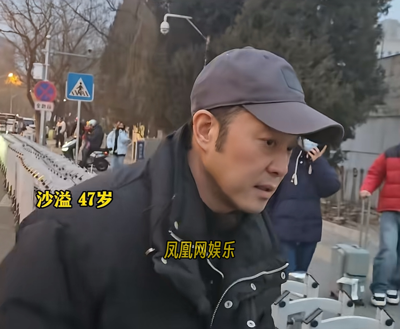 沙溢现身2026央视春晚第三次联排,深色系穿搭好干练。