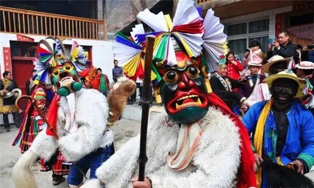 甘肃第一春：文县第一抹油菜花　与冰瀑共舞