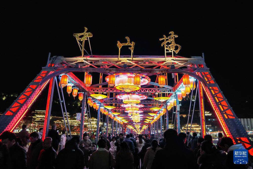 这是2月10日在兰州市城关区拍摄的点亮新春灯饰的兰州黄河铁桥中山桥　新华社记者　郎兵兵　摄