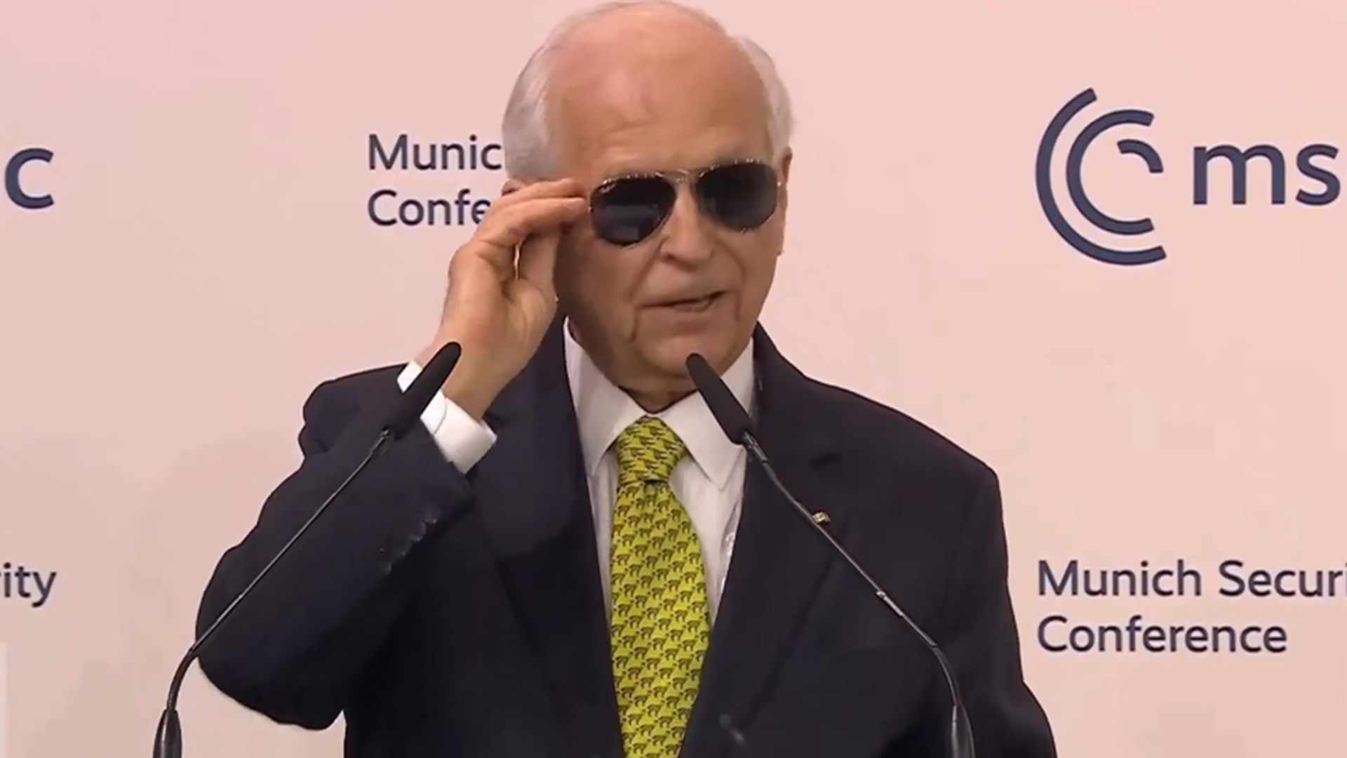 轻松一幕！慕安会主席戴墨镜模仿马克龙