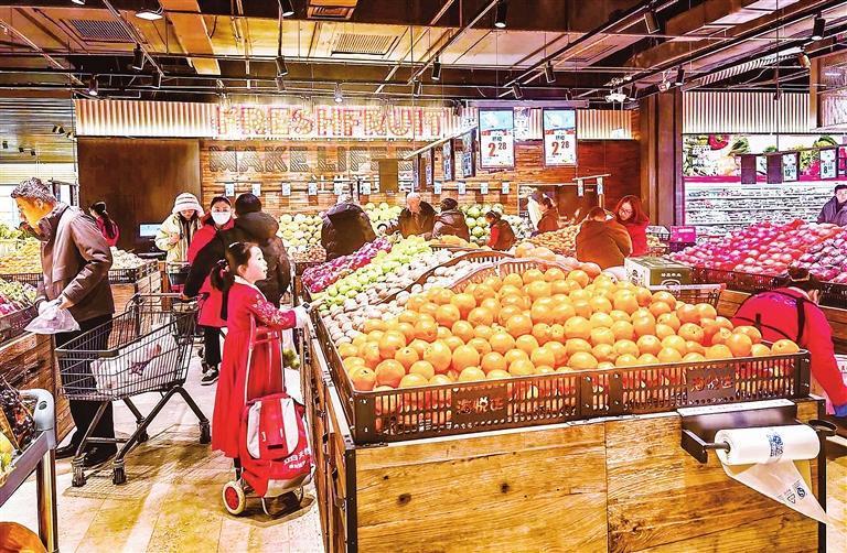 市民采购各类食品　兰州新区报记者　史晓峰　摄