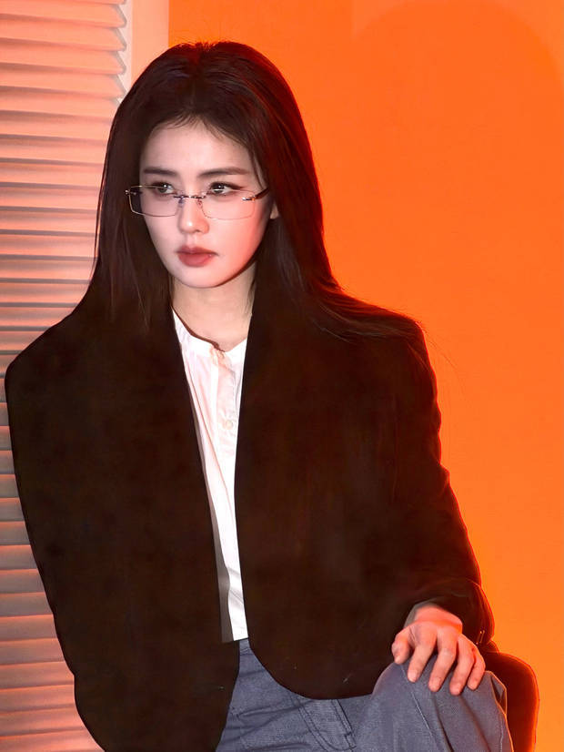 搜狐娱乐讯 2月7日，白鹿工作室公开一组白鹿的活动随拍，照片里的她穿黑色西装，戴着眼镜，尽显高智姐感。