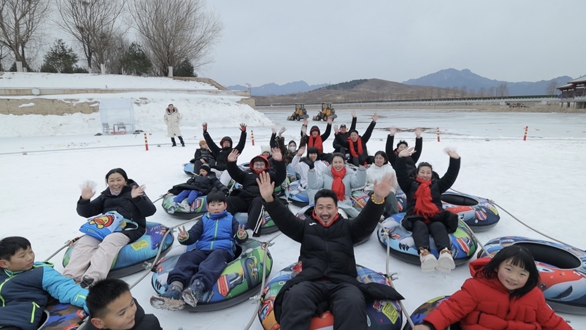 保定籍体育冠军与“河北五超”保定队队员共同体验冰雪项目。 新畿辅-保定日报记者 李俊博 摄