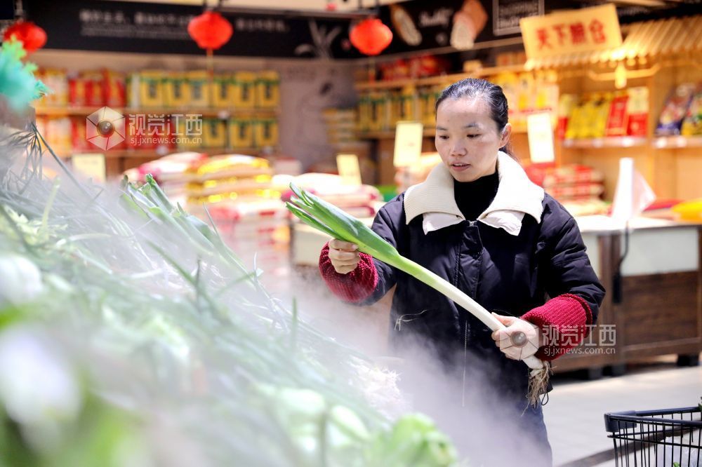 2026年2月13日,江西省吉安市峡江县一大型商超内,市民在选购年货。